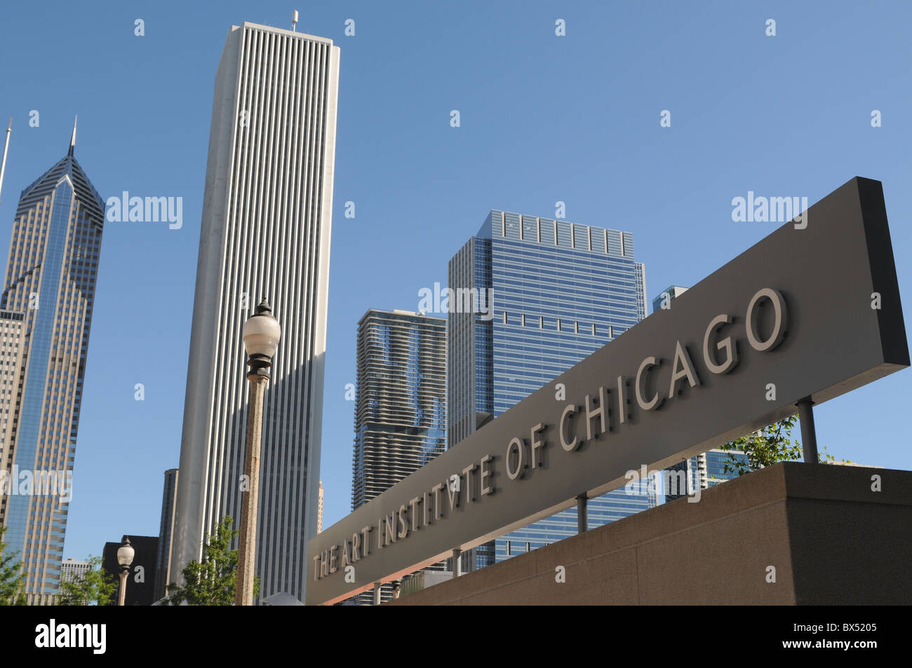 Señal de entrada al Instituto de Arte de Chicago con el Prudential, Aon y Aqua Torres emergiendo detrás. Foto de stock