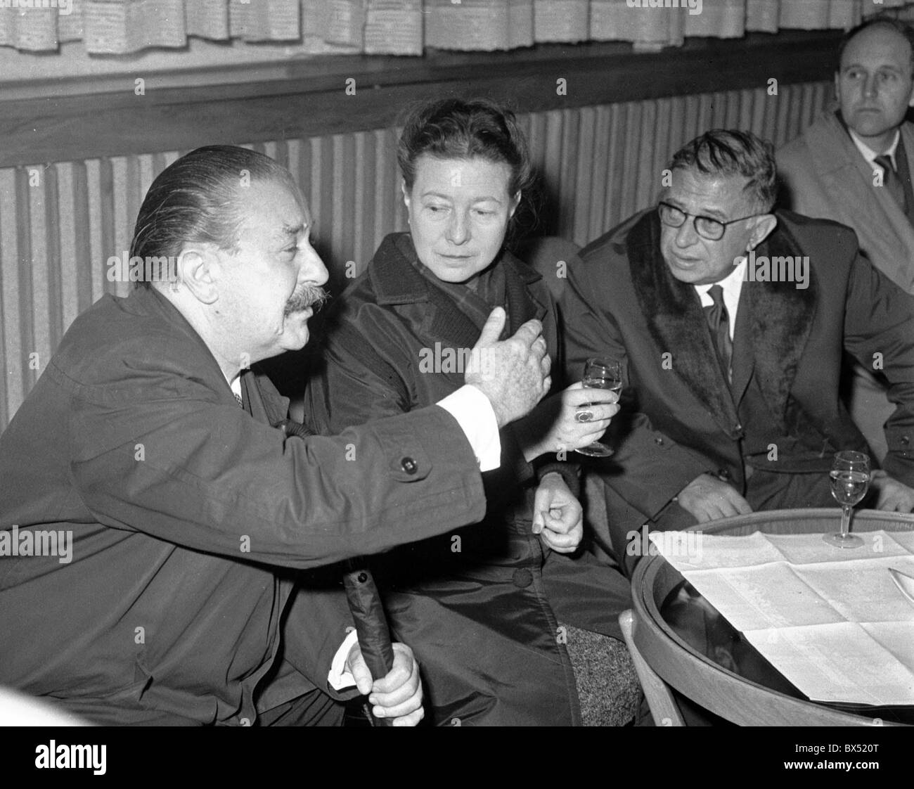 Simone de beauvoir and jean paul sartre fotografías e imágenes de alta resolución Alamy