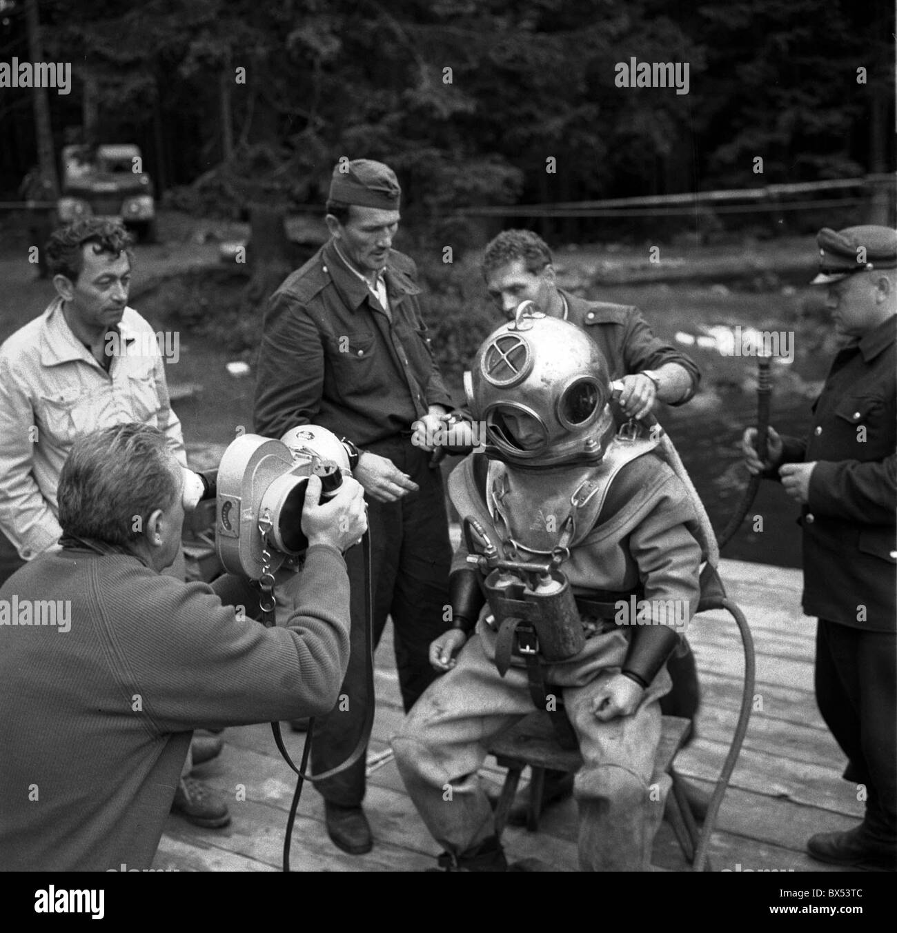 Cerne jezero, Bosque de Bohemia, documentos Nazi, buceadores, inmersión, traje de buceo Foto de stock