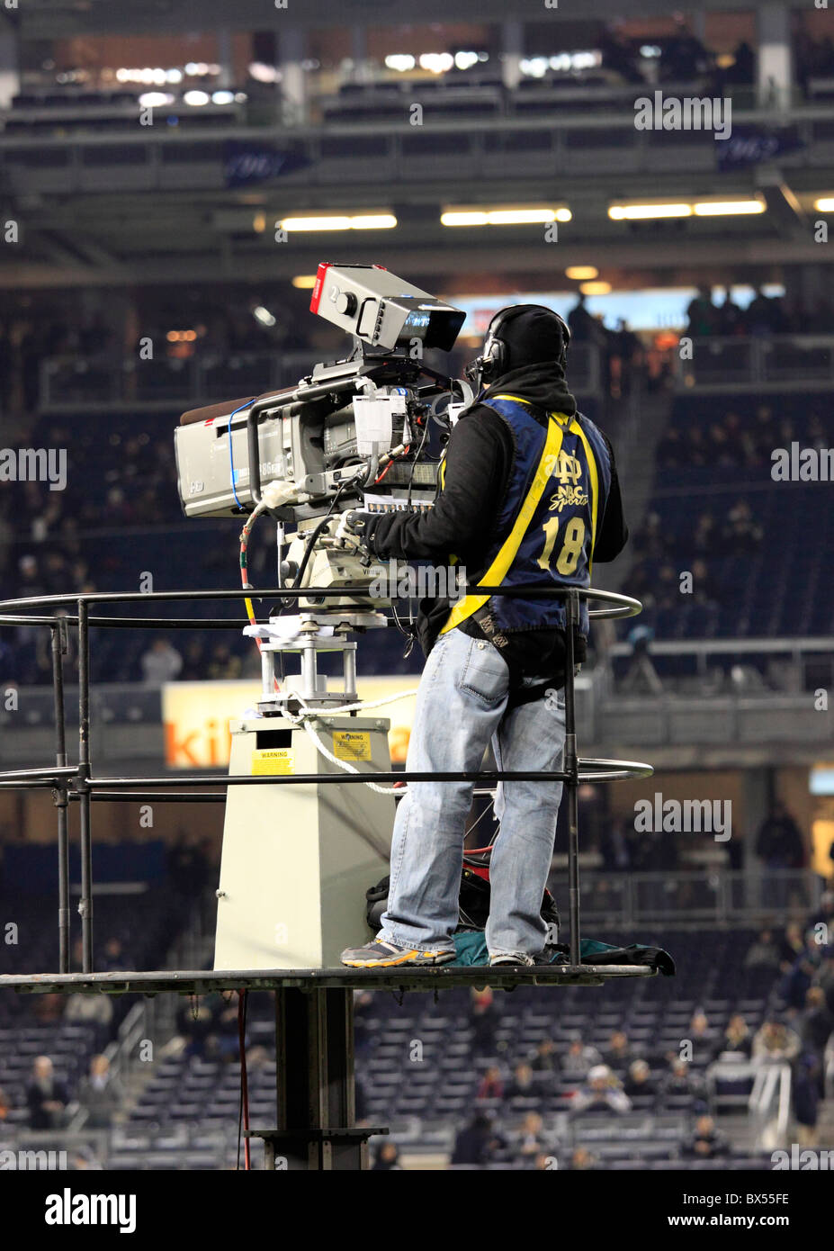 Camarógrafo de televisión en el partido de fútbol, el Yankee Stadium, Bronx NY Foto de stock