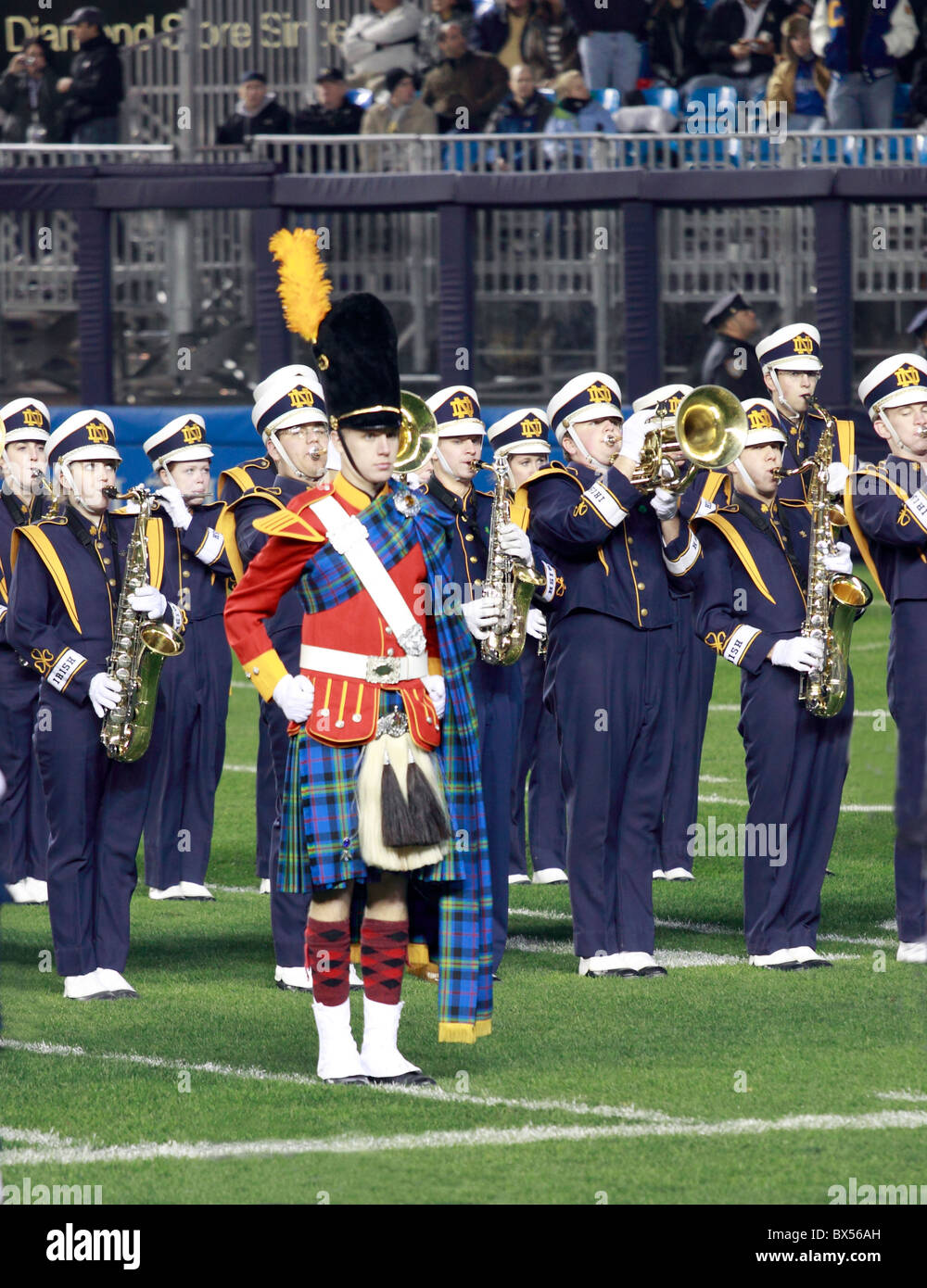 La Catedral de Notre Dame Marching Band realiza en mitad del 50º Ejército vs. Notre Dame college football game, el Yankee Stadium, Bronx NY Foto de stock