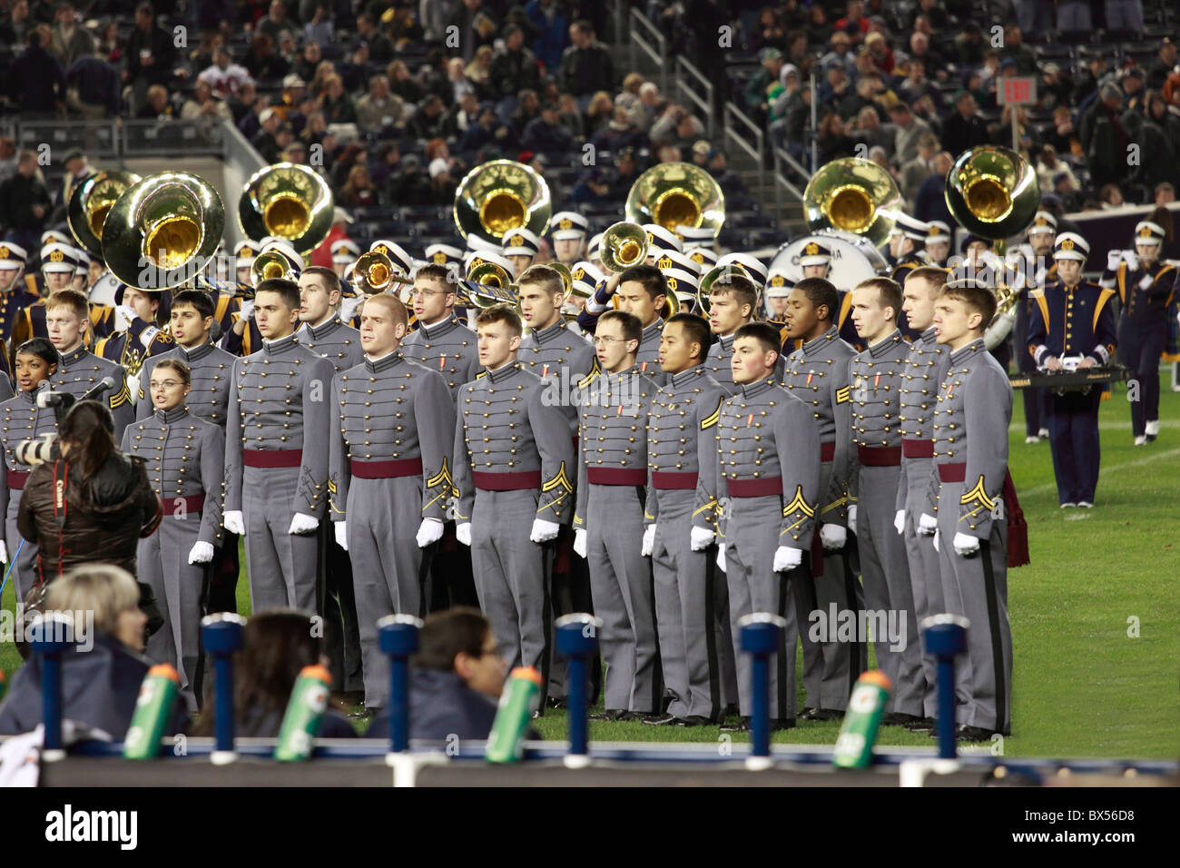 El coro de West Point y Notre Dame banda toca el Star Spangled Banner en el 50º Ejército vs. Notre Dame college football game Foto de stock