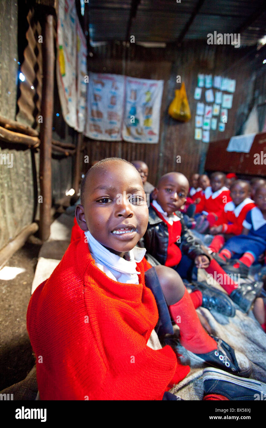 En el aula preescolar Maji Mazuri escuela en los tugurios Mathare, Nairobi, Kenia Foto de stock