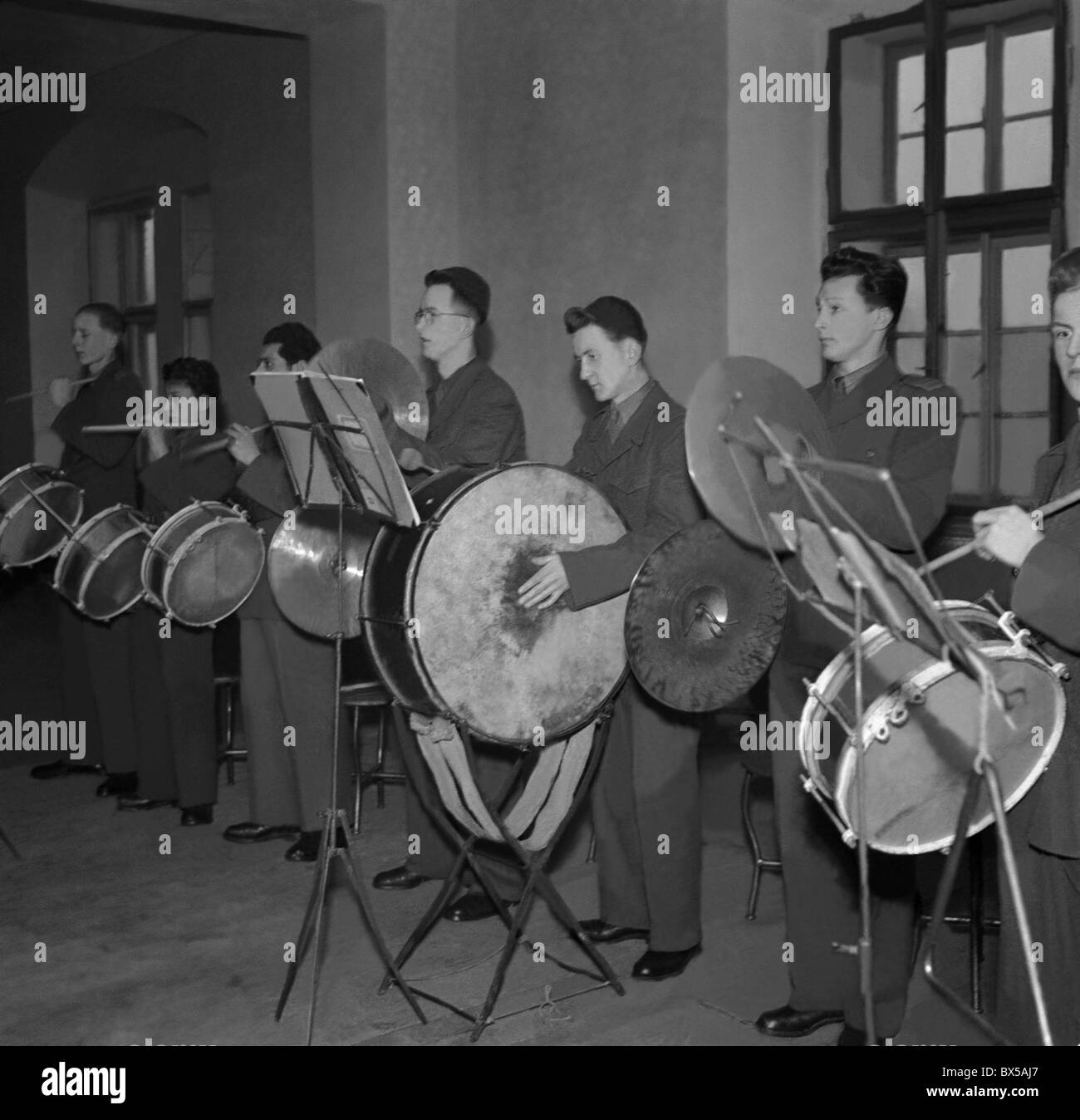 Checoslovaquia - Praga 1949. Los miembros de la banda del ejército aprende a tocar los tambores. CTK Vintage foto. Foto de stock