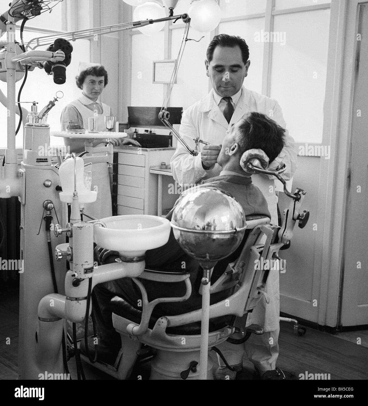 Taladros de dentista diente del paciente antes de instalar el llenado