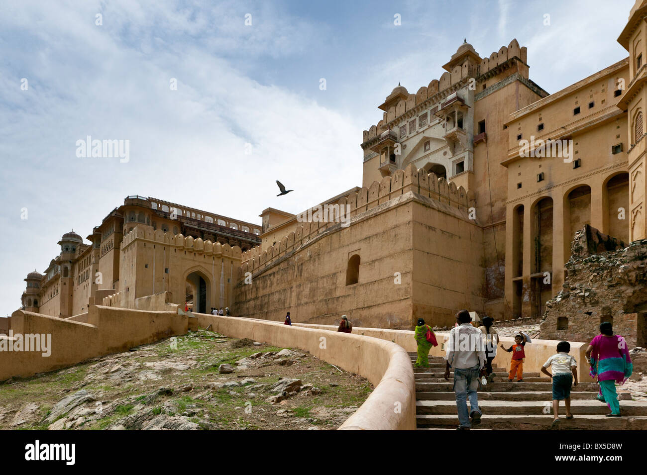 Los visitantes indios subir escaleras del Fuerte Amber Palace, Jaipur, Rajasthan, India. Foto de stock