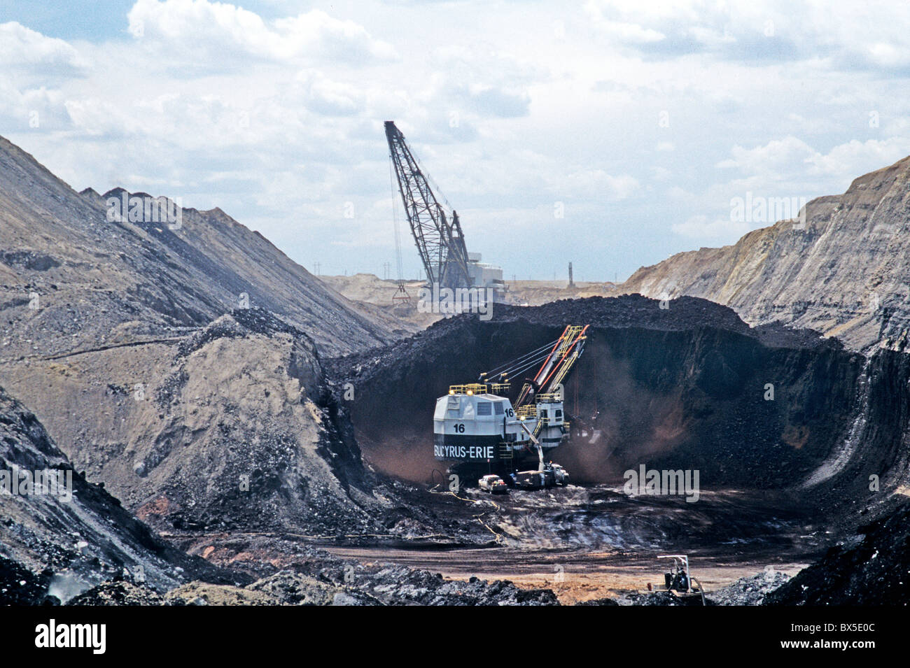Superficie de la mina de carbón, Bucyrus pala eléctrica la excavación del carbón seam Foto de stock