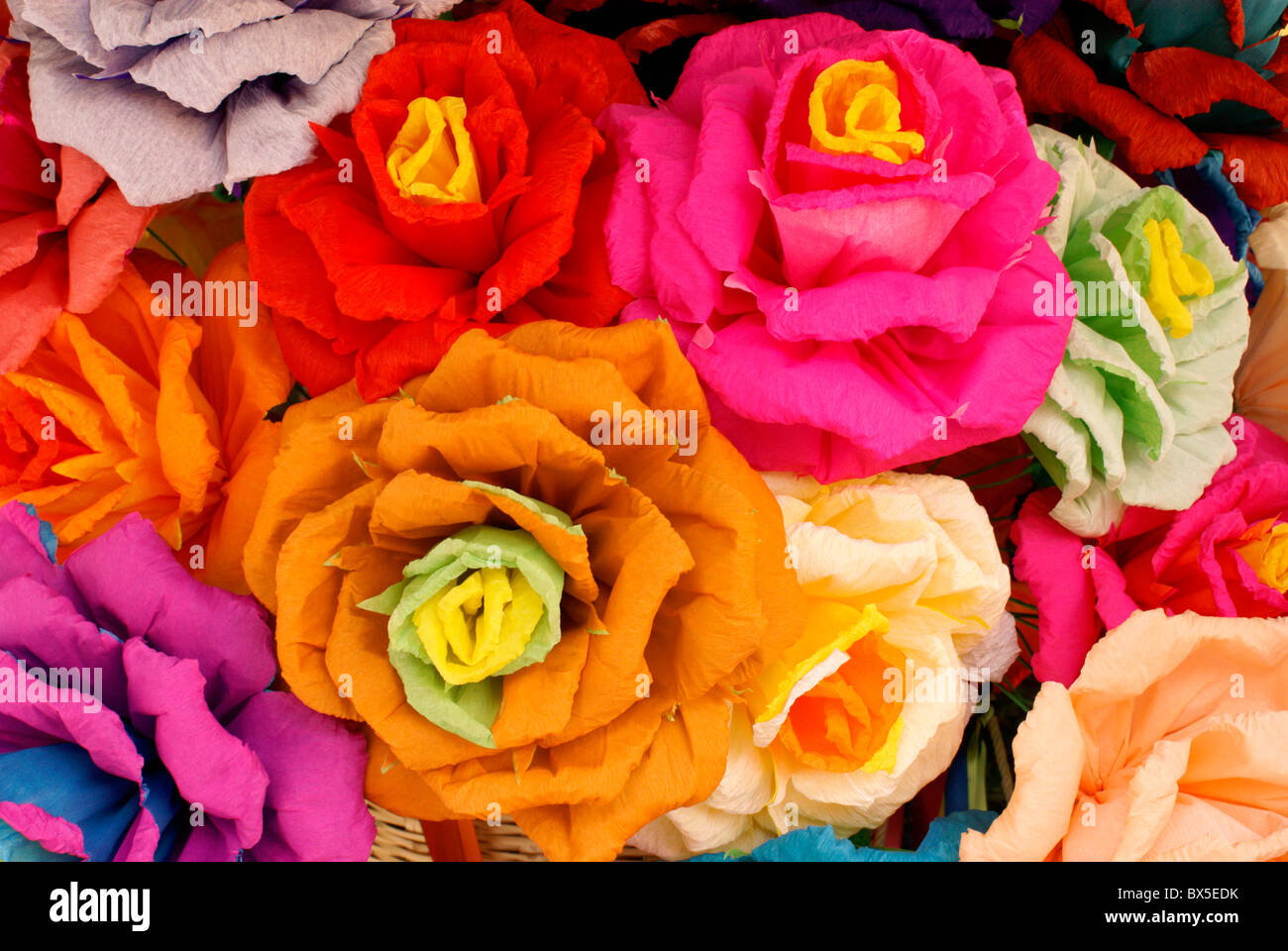 envío inestable granizo Flores de papel crepé artificial en San Miguel de Allende, México  Fotografía de stock - Alamy