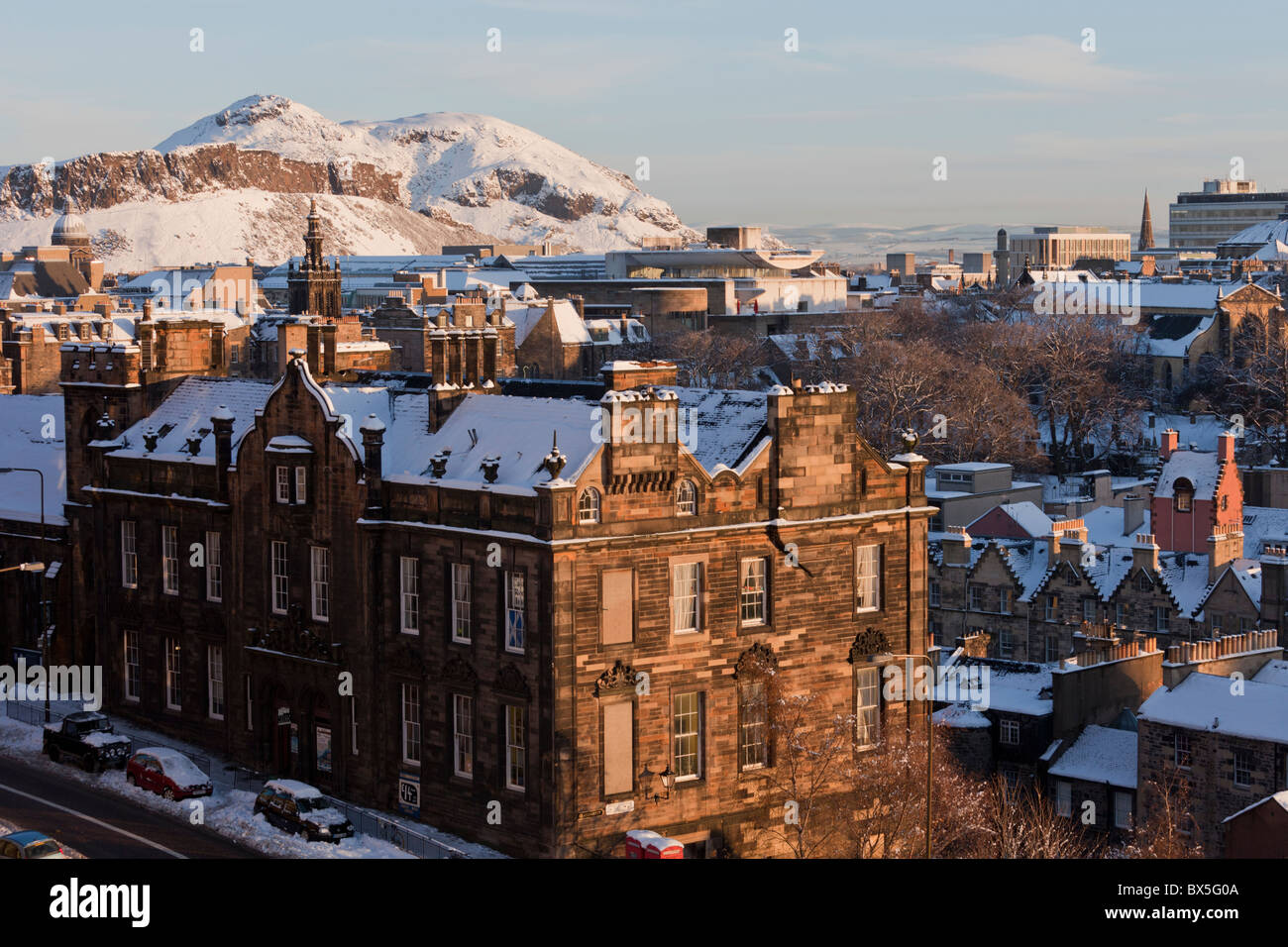Vistas a la parte vieja de Edimburgo desde el castillo de explanada para aurthurs asiento, cubiertos de nieve en el sol de la mañana Foto de stock
