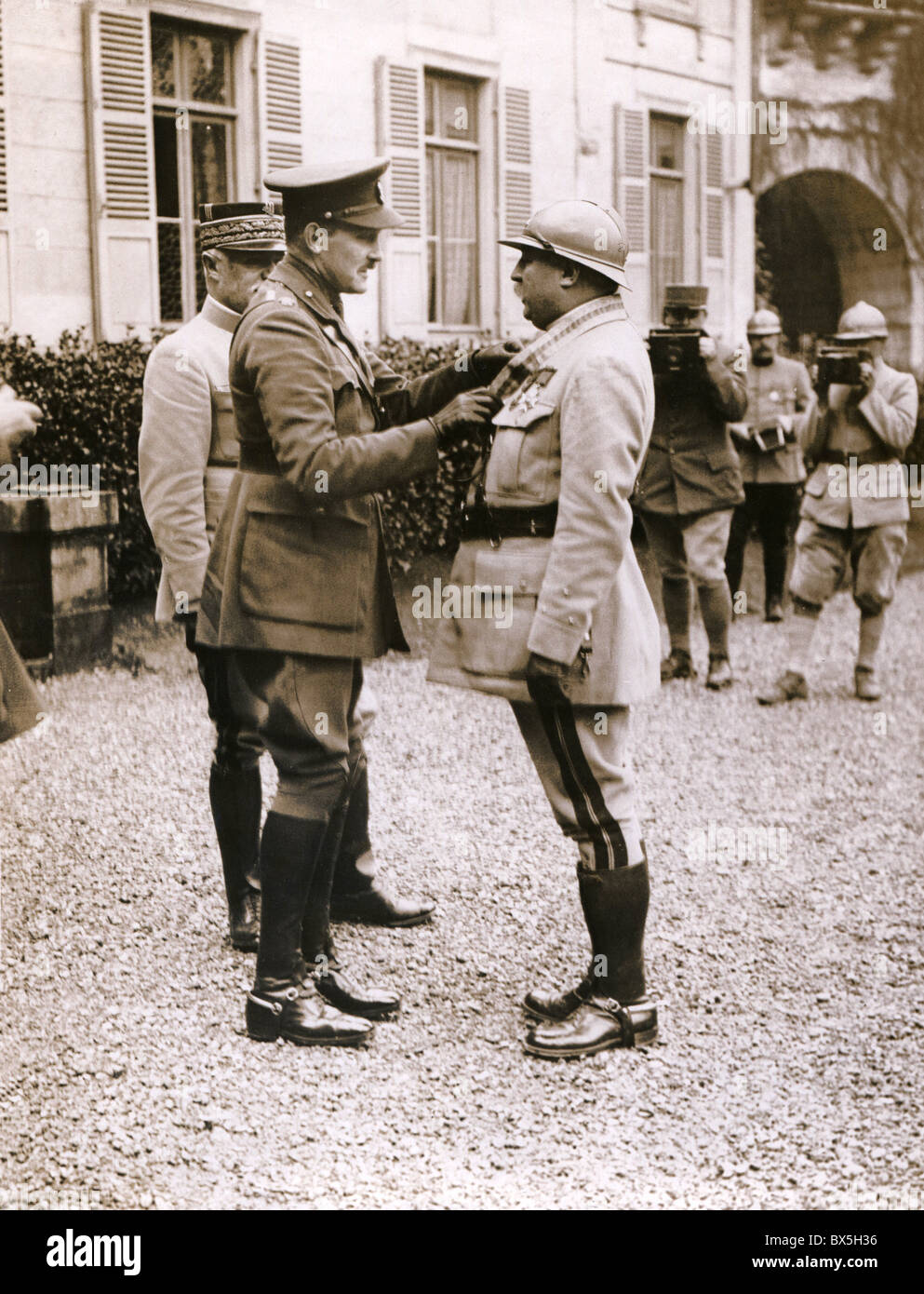 Eventos, primera Guerra Mundial / WWI, frente Occidental, Francia, Príncipe Arturo de Connaught adornar un general francés, alrededor de 1916, Derechos adicionales-Clearences-no disponible Foto de stock