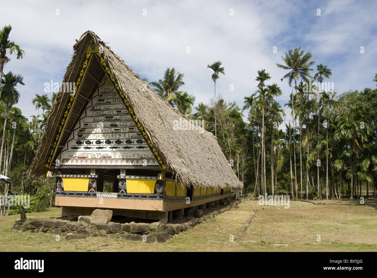 Airai Bai, la sagrada Casa de reuniones en el corazón de la aldea, de 200 años de antigüedad, en el sur de Babeldaob, Palau, Micronesia, Océano Pacífico Occidental Foto de stock
