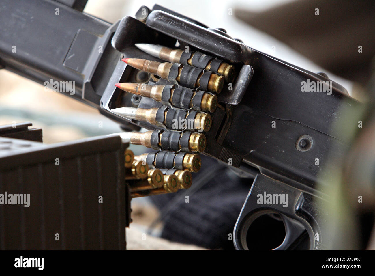 Primer plano de un cinturón de municiones de una ametralladora, Mazar-e-Sharif, Afganistán Foto de stock