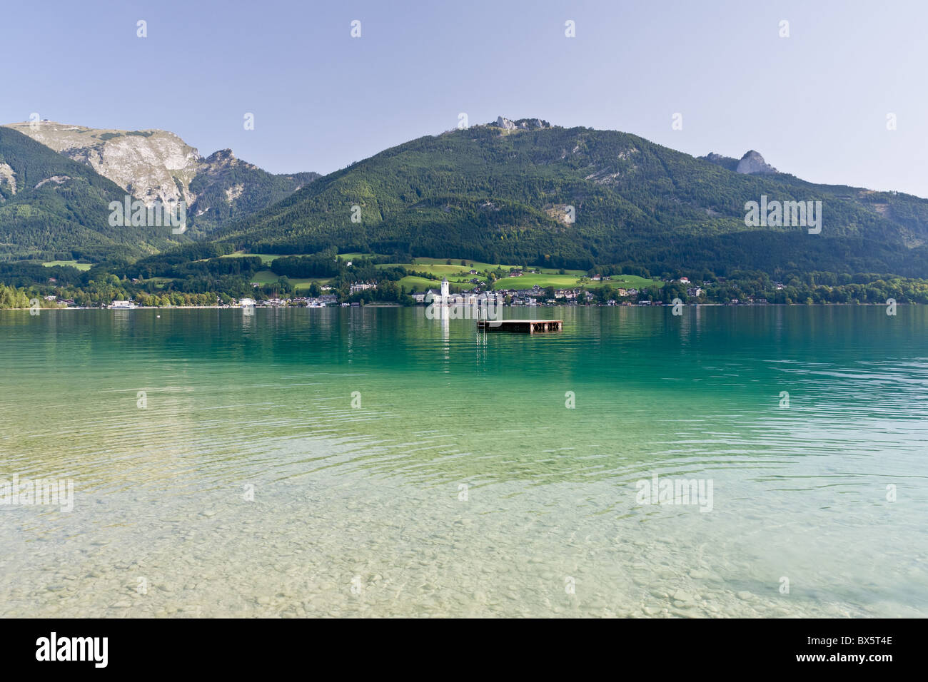 Preciosos lago alpino con agua cristalina Foto de stock