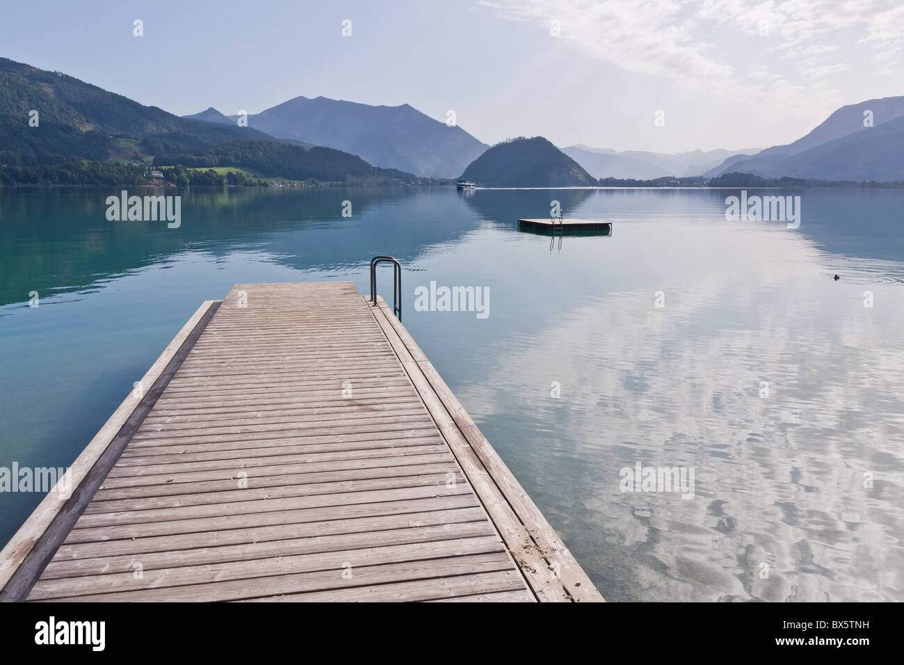 Preciosos lago alpino con agua cristalina Foto de stock
