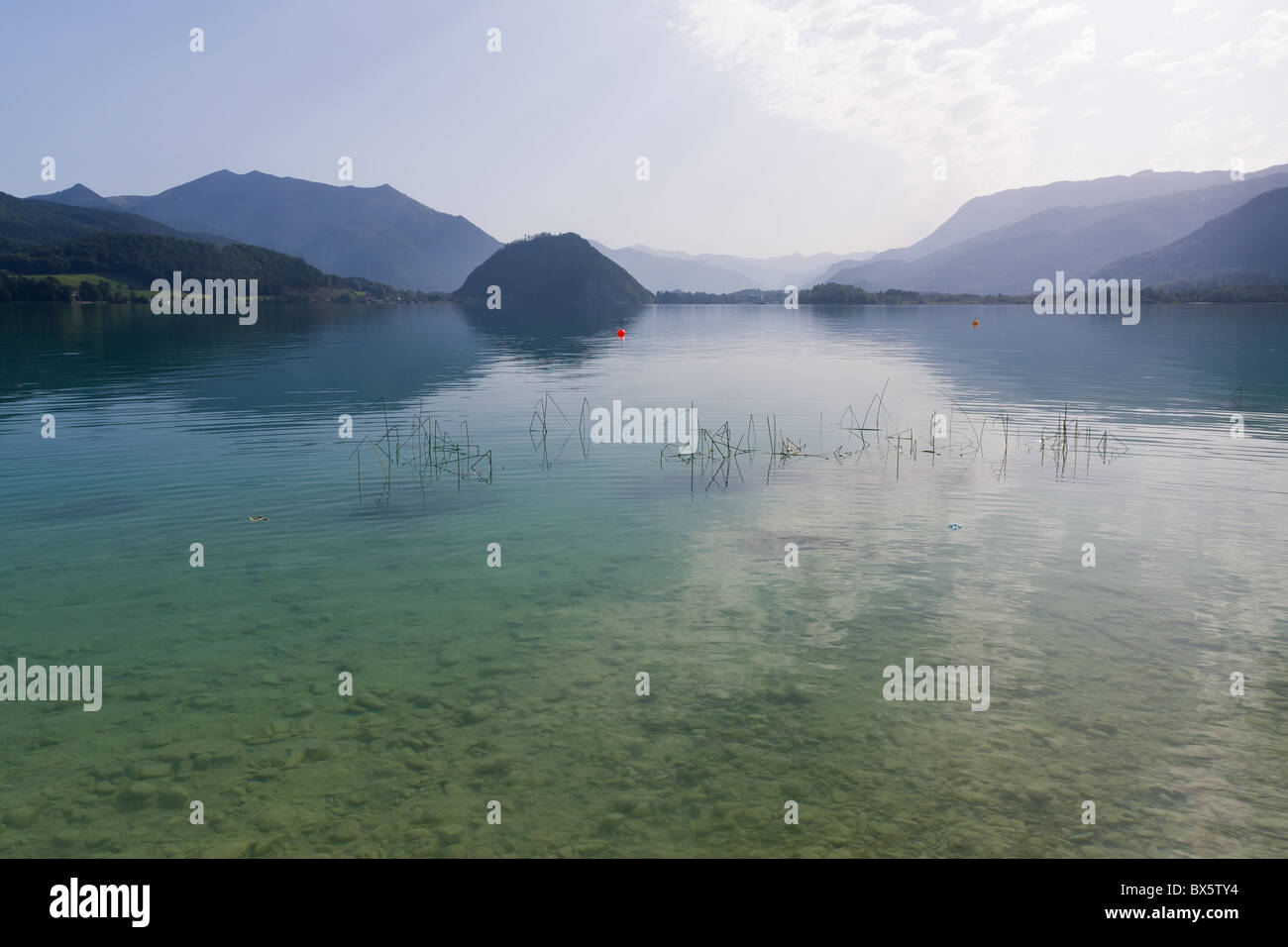 Preciosos lago alpino con agua cristalina Foto de stock