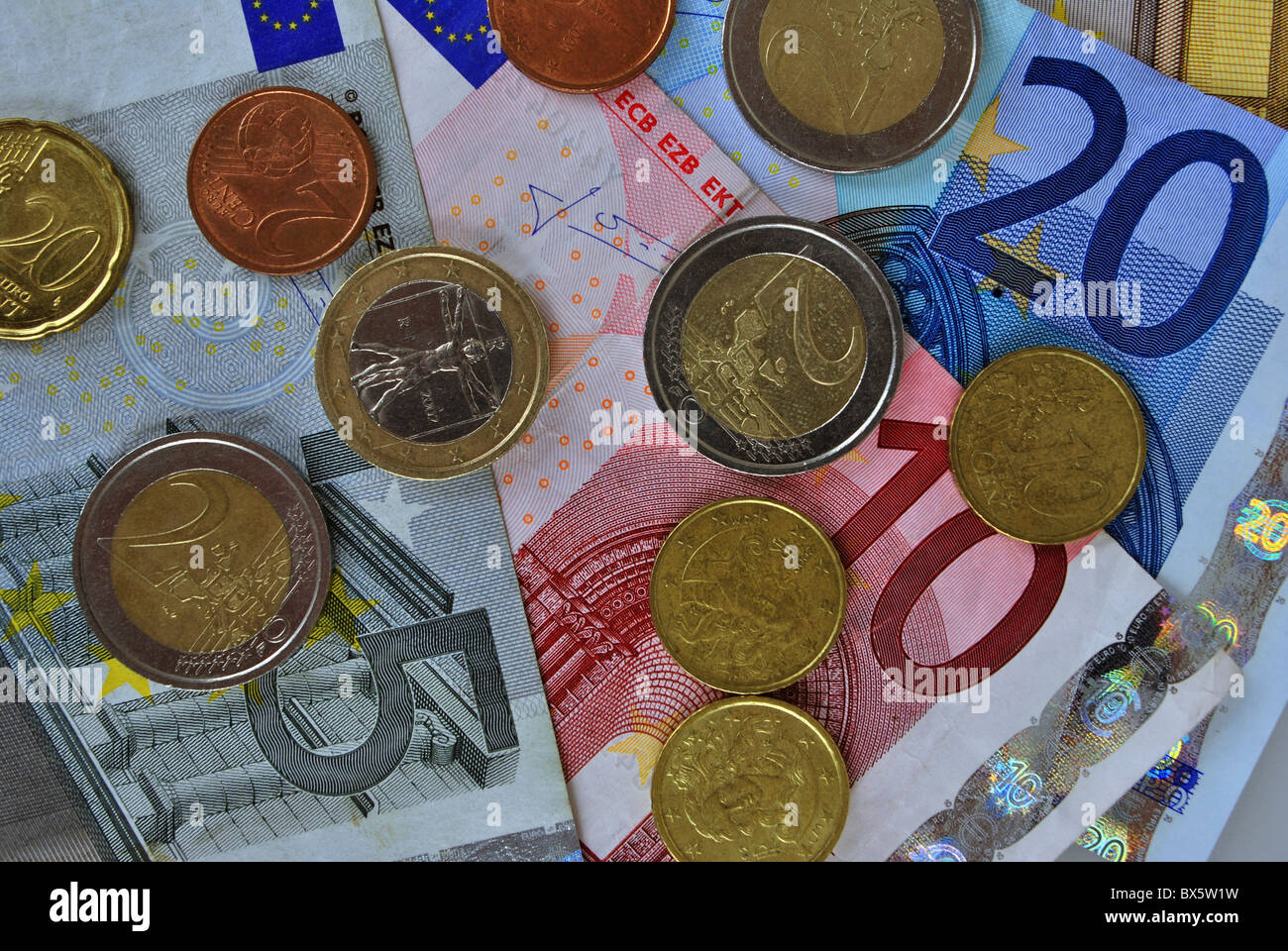 Dinero euro, monedas y billetes Foto de stock