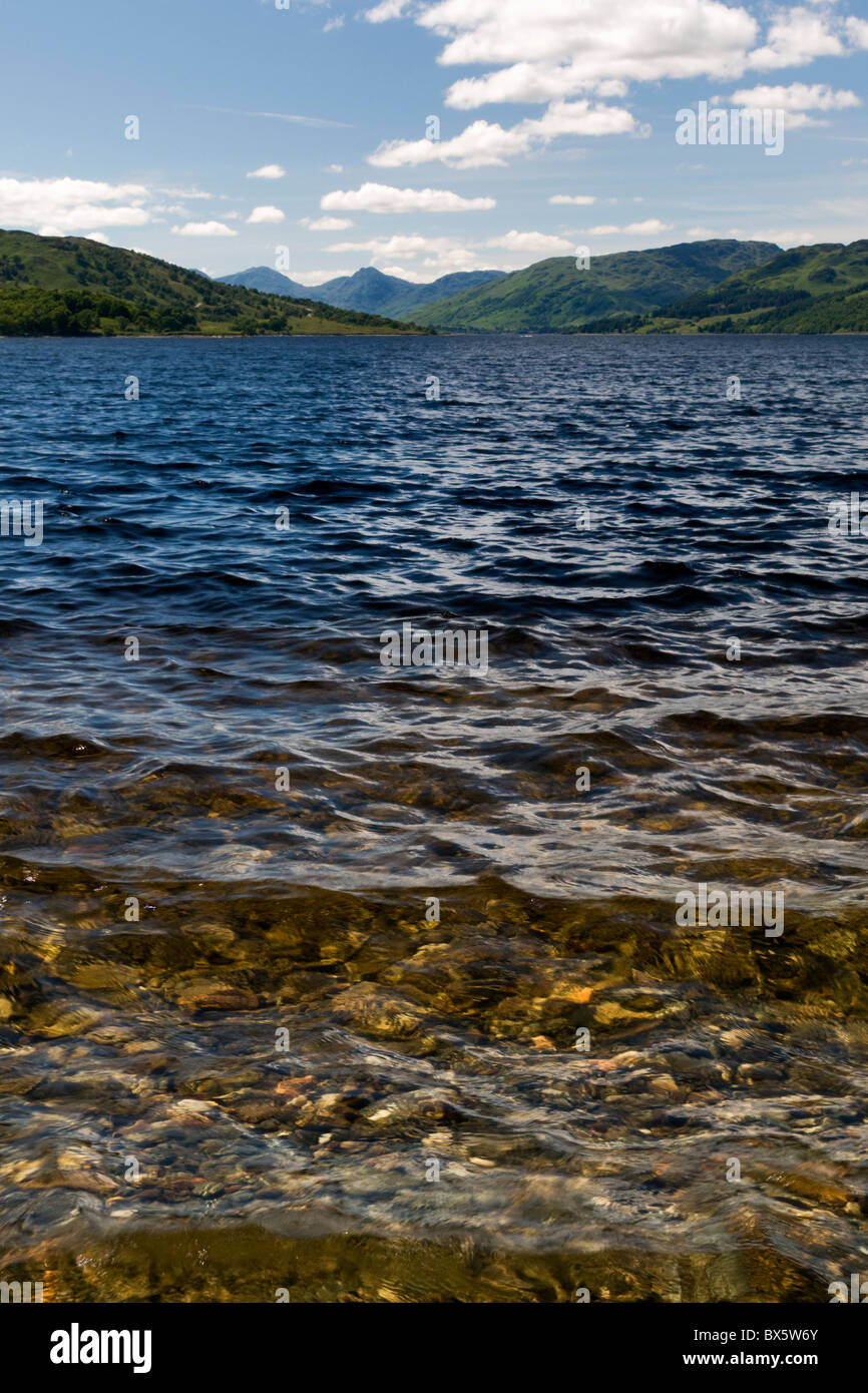 El hermoso Loch Katrine, parte del Loch Lomond y Trossachs national park, en el distrito de Stirling, Escocia tomados summer Foto de stock