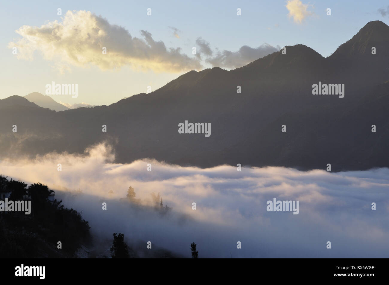 Montañas de Hoang Lien y niebla matutina en el valle de Sapa, SAPA, Vietnam, Indochina, en el sudeste de Asia, Asia Foto de stock