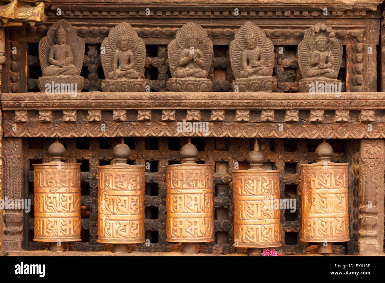 Ruedas de oración tibetano en Monkey Temple, Katmandú, Nepal Foto de stock