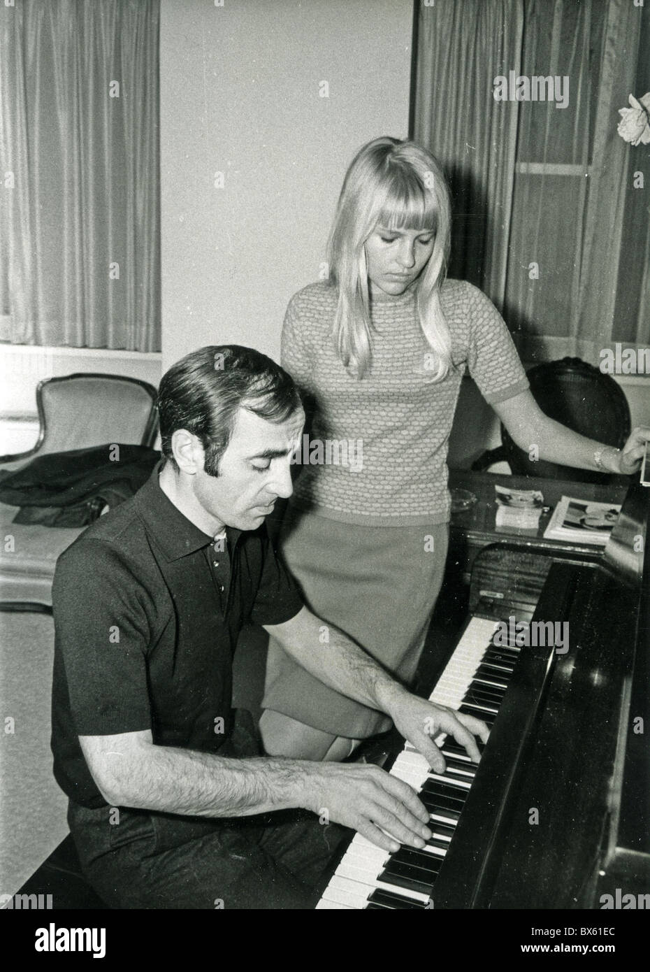 CHARLES AZNAVOUR Armenian-French cantante, compositor y actor Foto de stock