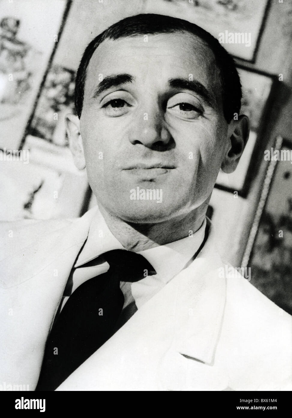 CHARLES AZNAVOUR Armenian-French cantante, compositor y actor Foto de stock