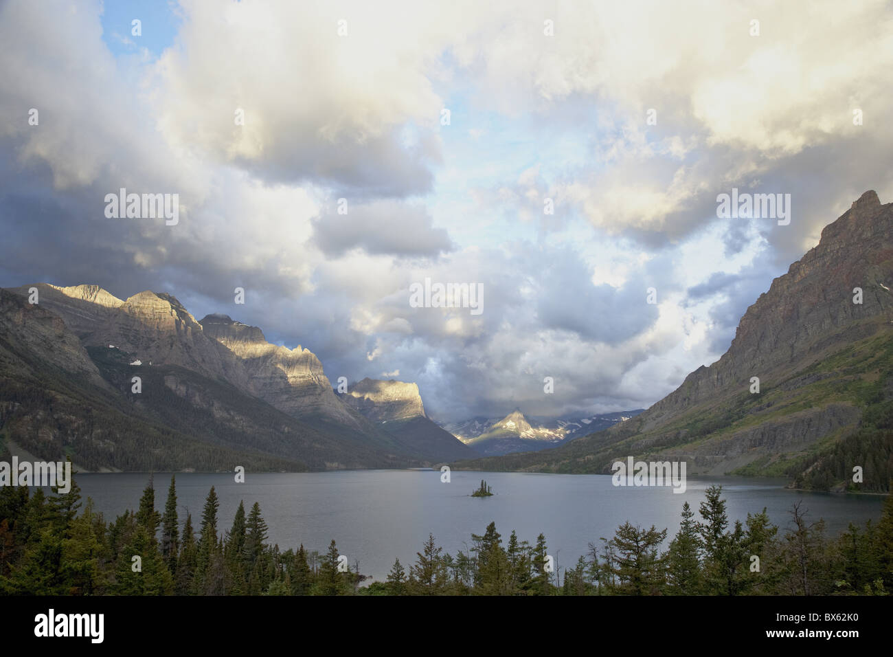 Santa María del Lago y el ganso salvaje Isla en una mañana nublada, el parque nacional de Glacier, Montana, Estados Unidos de América, América del Norte Foto de stock