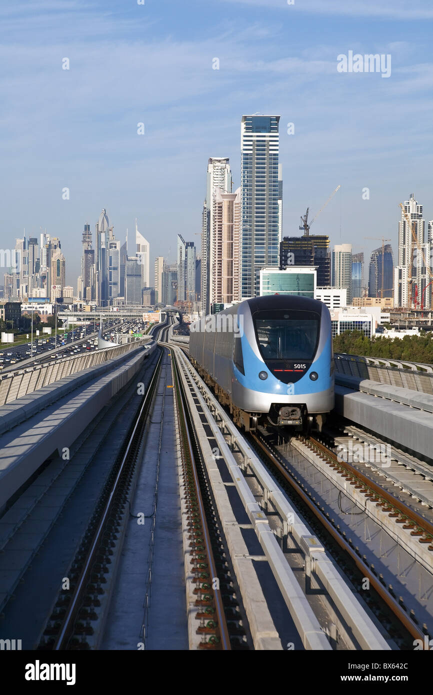 Horizonte y el Metro de Dubai, el moderno sistema de metro elevado, inaugurado en 2010, Dubai, Emiratos Árabes Unidos, Oriente Medio Foto de stock