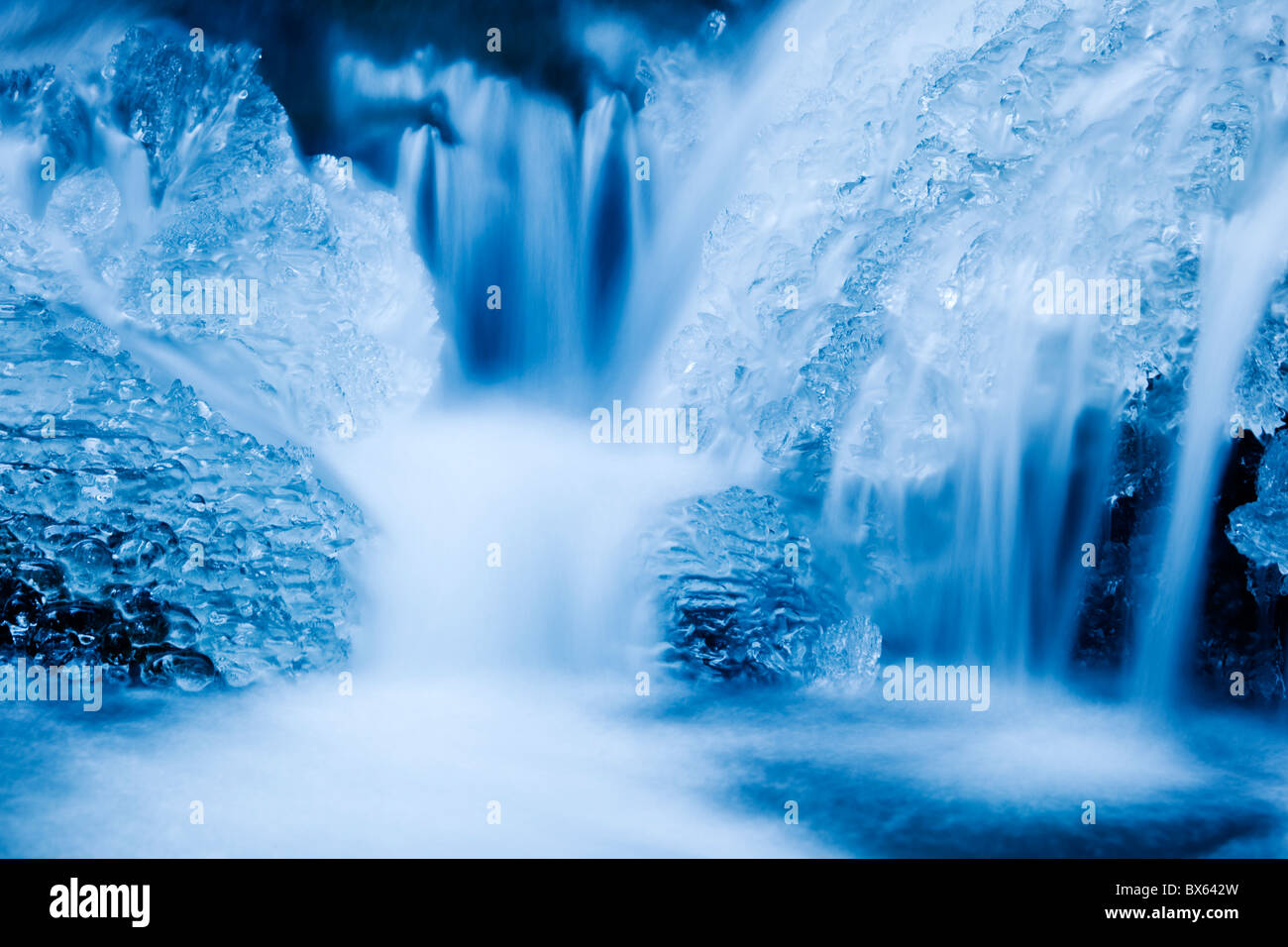 Icy stream.Grovelsjoen,Dalarna, Suecia Foto de stock