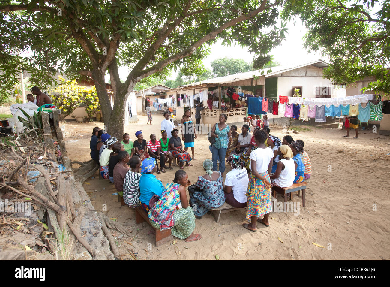 Un grupo de mujeres de la comunidad se reúne en un barrio de Monrovia, en Liberia, en el oeste de África. Foto de stock