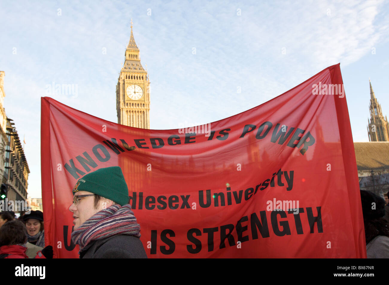 Pancartas de protesta estudiantil en Parliament Square, en el centro de Londres. Foto de stock