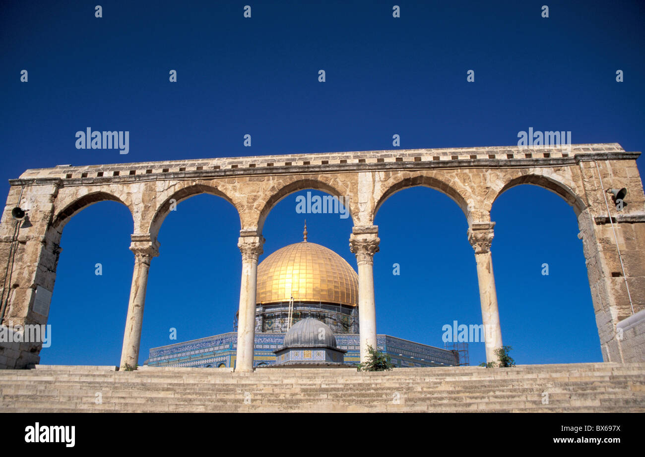 Un Qanatir delante de la cúpula de la roca, Sitio del Patrimonio Mundial de la UNESCO, el casco antiguo de la ciudad, Jerusalén, Israel, Oriente Medio Foto de stock