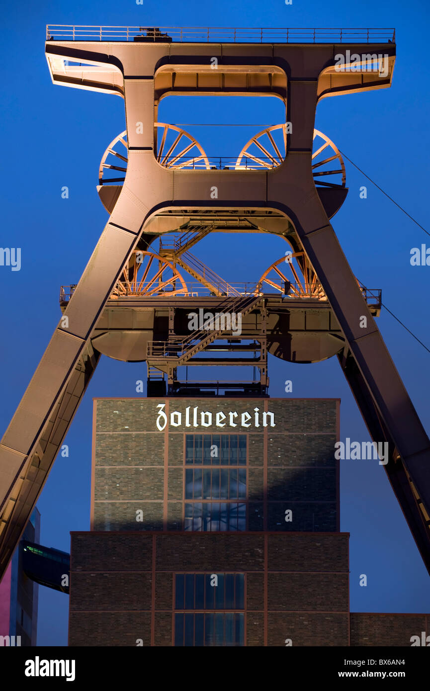 Torre del eje 12 sitio del patrimonio mundial de la UNESCO Zeche Zollverein en Essen-Katernberg en la noche, Ruhrgebiet, Alemania Foto de stock