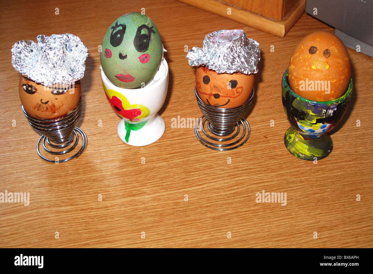 Decorado pintado hervidos en tazas de huevos de Pascua Foto de stock