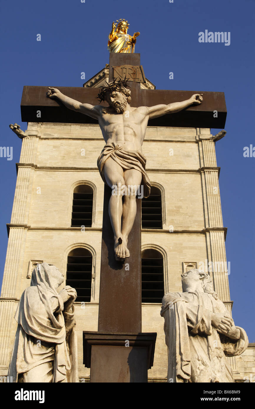 El calvario fuera de la Catedral de Avignon, Vaucluse, Francia, Europa Foto de stock