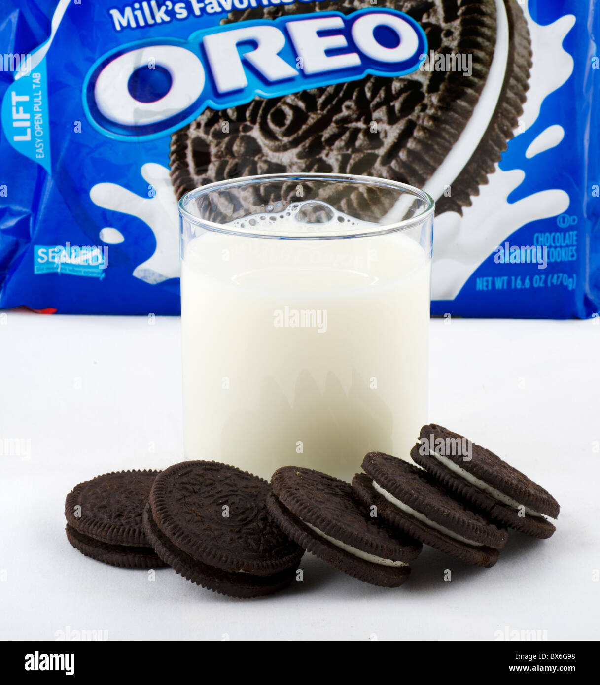 Oreo Cookies y un vaso de leche, EE.UU. Foto de stock