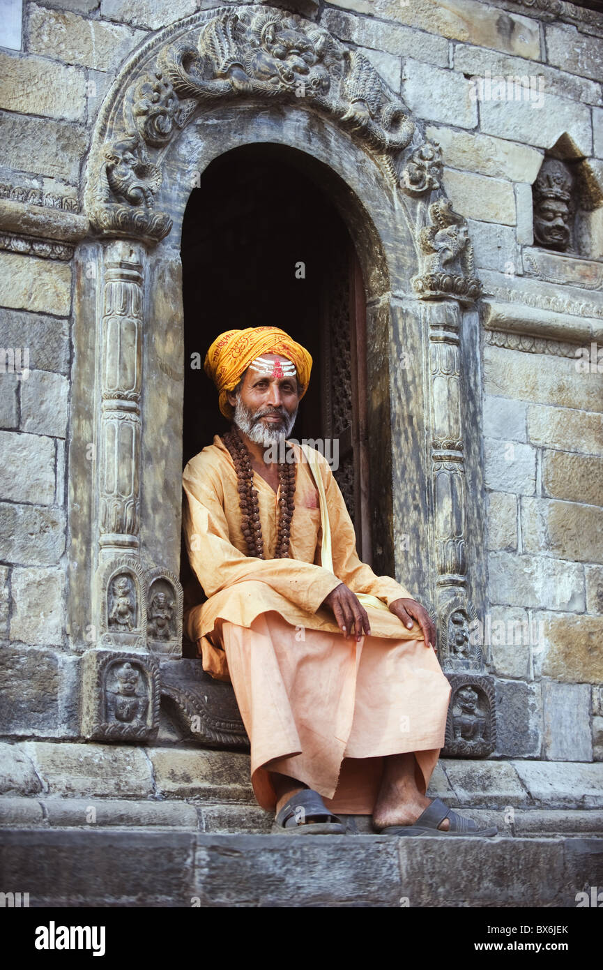 Sadhu (hombre santo) en el sitio de peregrinación hindú, Pashupatinath, Katmandú, Nepal, Asia Foto de stock