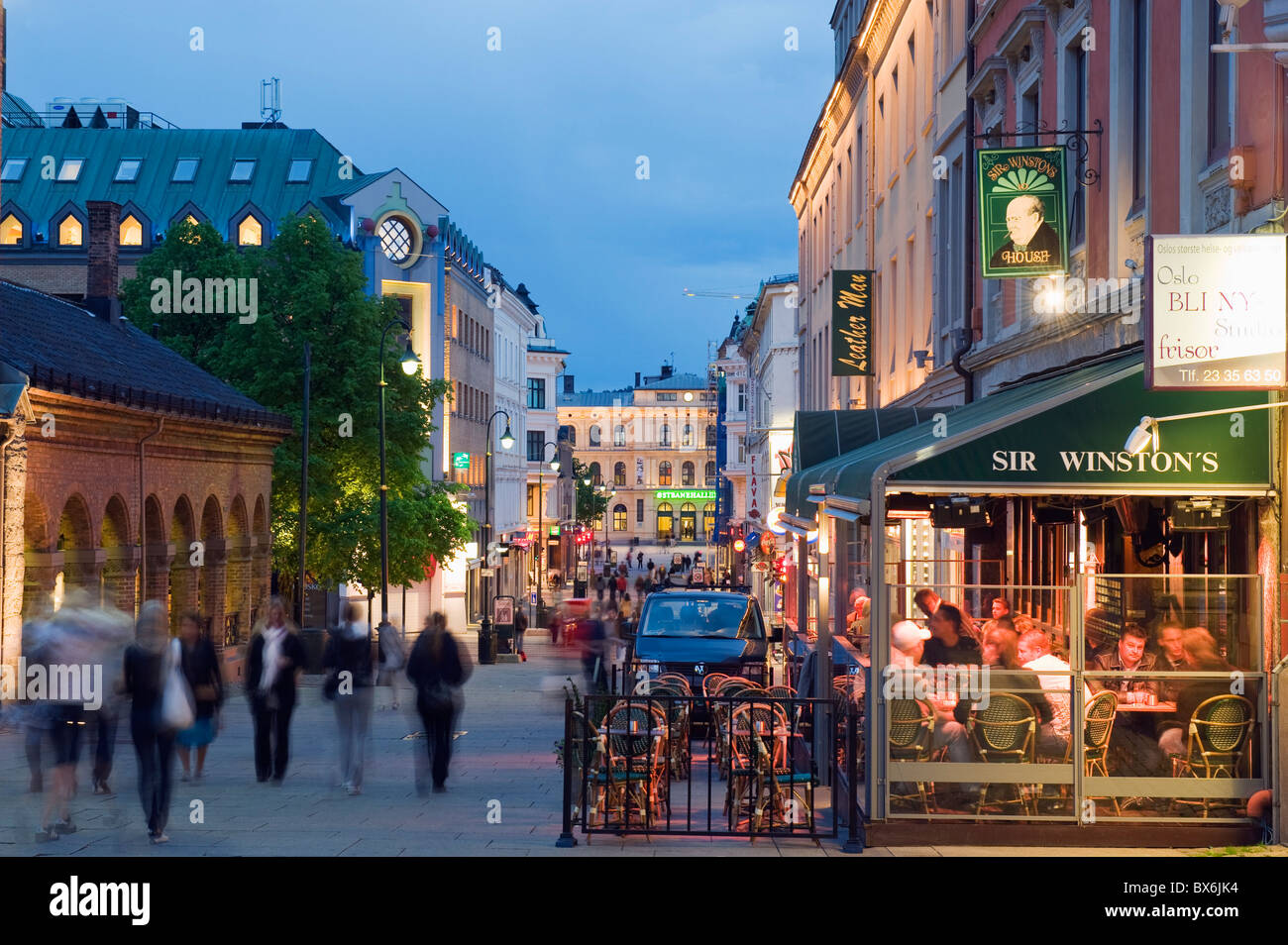 Karl Johans gate, la calle peatonal, en el centro de la ciudad, Oslo, Noruega, Escandinavia, Europa Foto de stock
