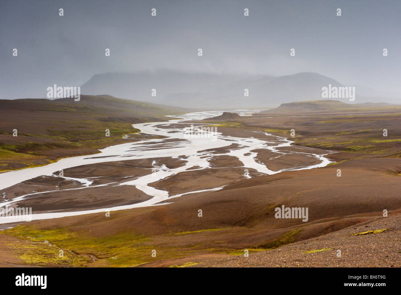 Río Jokulkvisl y valle al pie de las montañas Kerlingarfjoll, un majestuoso macizo de riolitas domos, Islandia Foto de stock