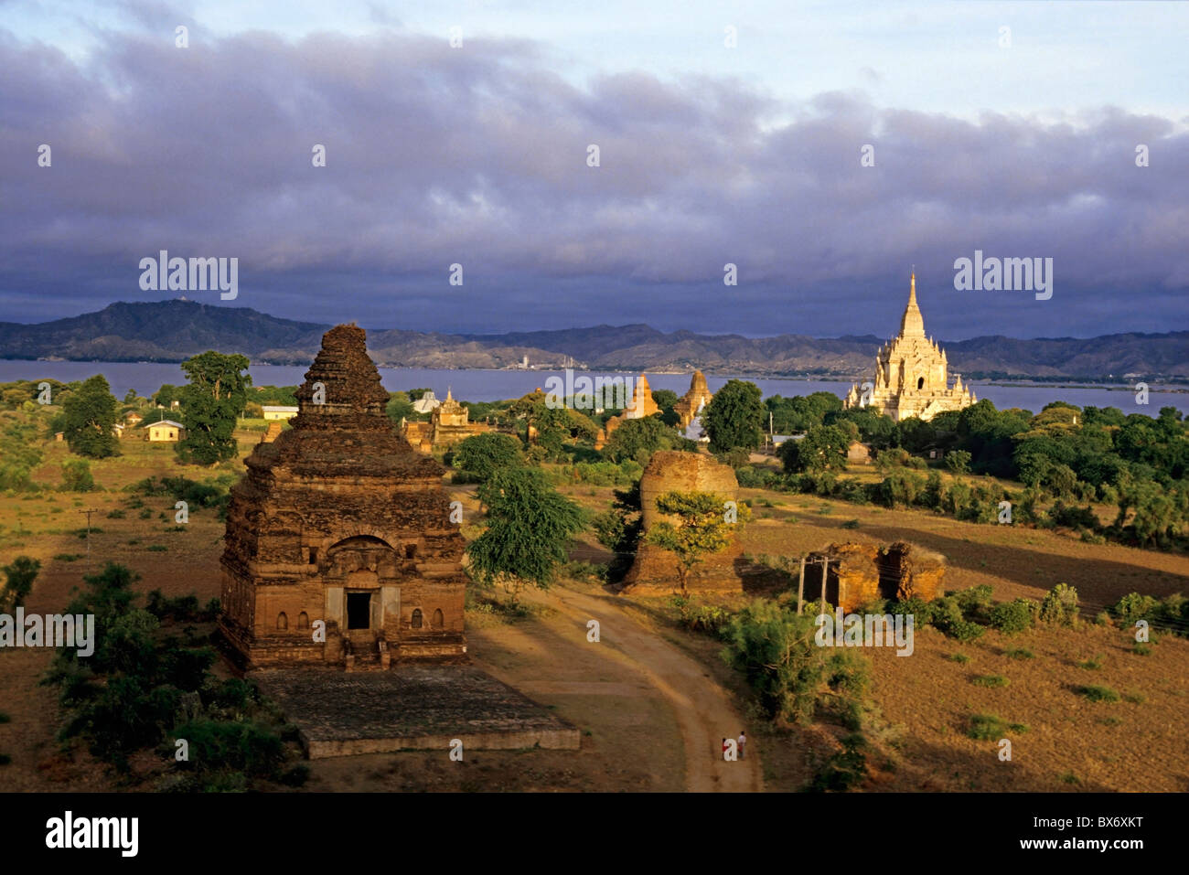 Templo Gawdawpalin y pagodas histórico al amanecer a lo largo del río Irrawaddy, Bagan, Birmania - al anochecer. Foto de stock