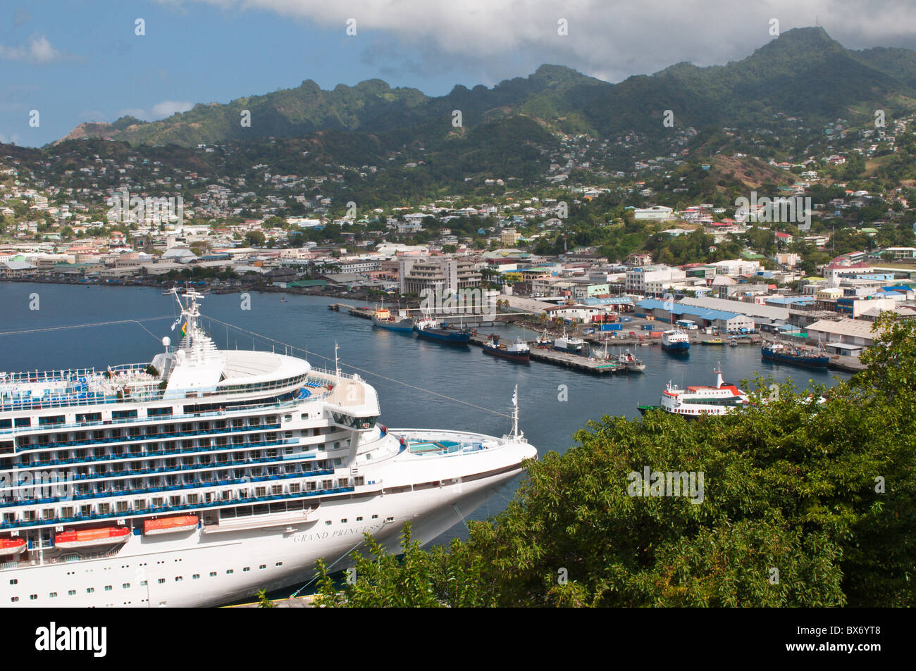 Crucero en el puerto de Kingstown, San Vicente, San Vicente y las Granadinas,  Islas de Barlovento, Antillas Fotografía de stock - Alamy