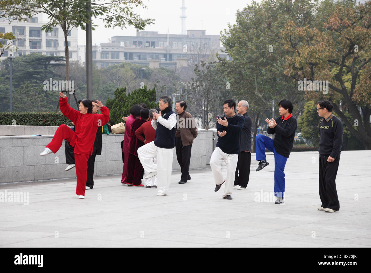El pueblo chino practicando Tai Chi Chuan en la mañana en el Bund, Shanghai, China. Foto de stock