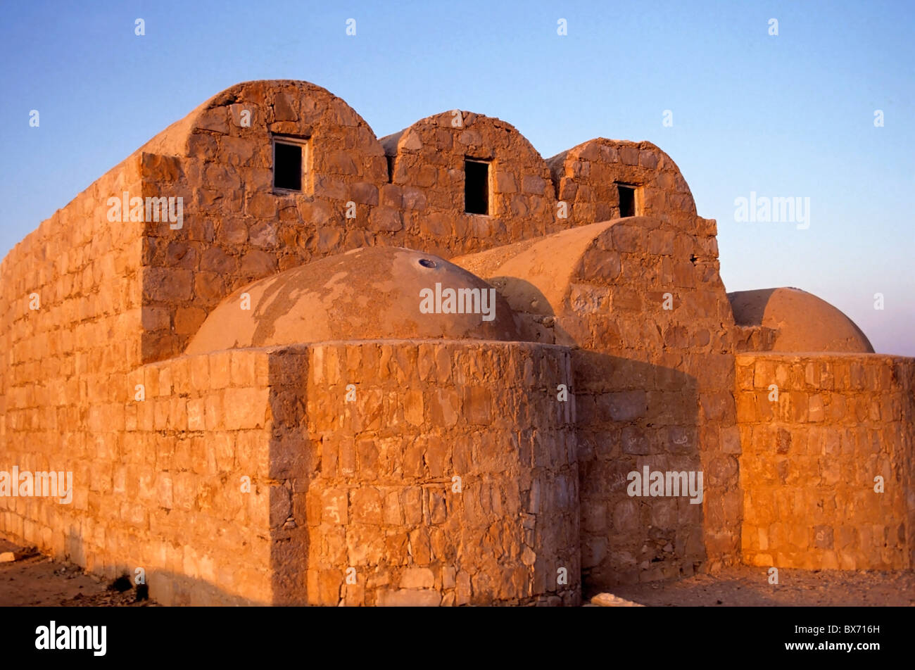 Ruinas de Qasr Amra, un castillo del siglo VIII en el desierto, Jordania - al atardecer Foto de stock