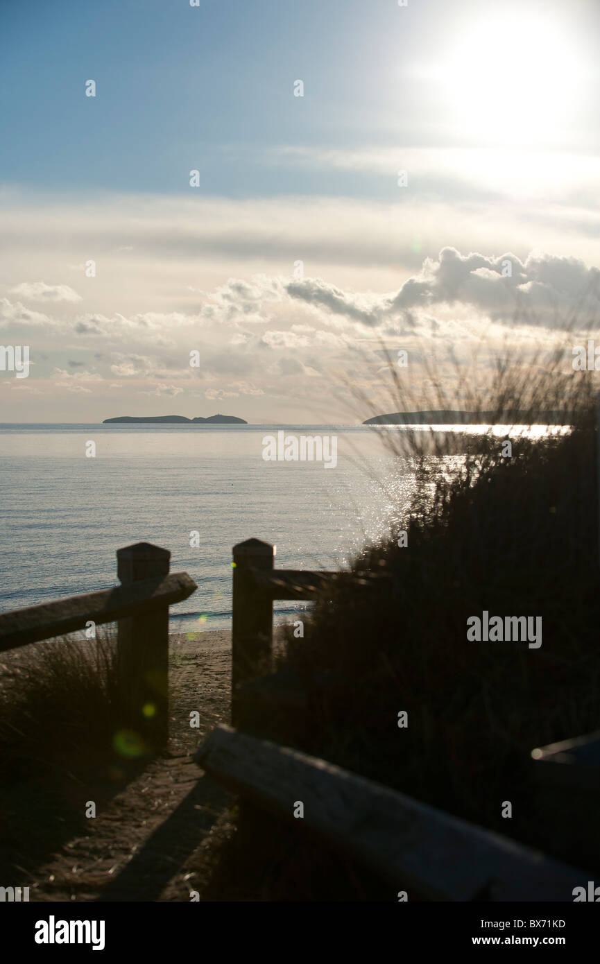 La Isla Bardsey visto desde Pwllheli, Gwynedd, Gales, Reino Unido Foto de stock