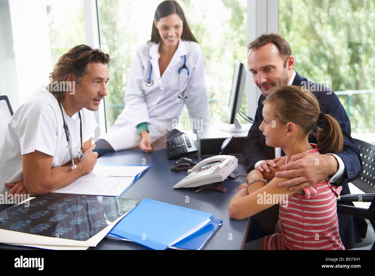 Los médicos con los pacientes, en la oficina Foto de stock