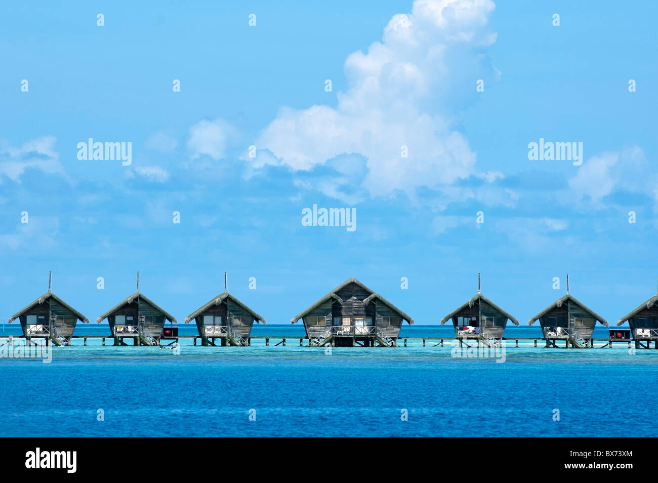 Complejo de bungalows en el mar, Maldivas. Foto de stock