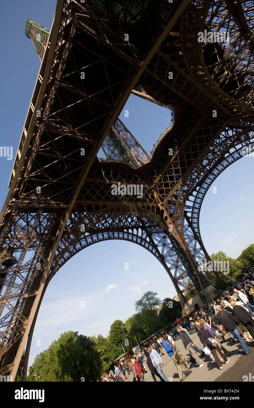 Vista de la torre eiffel desde abajo Foto de stock