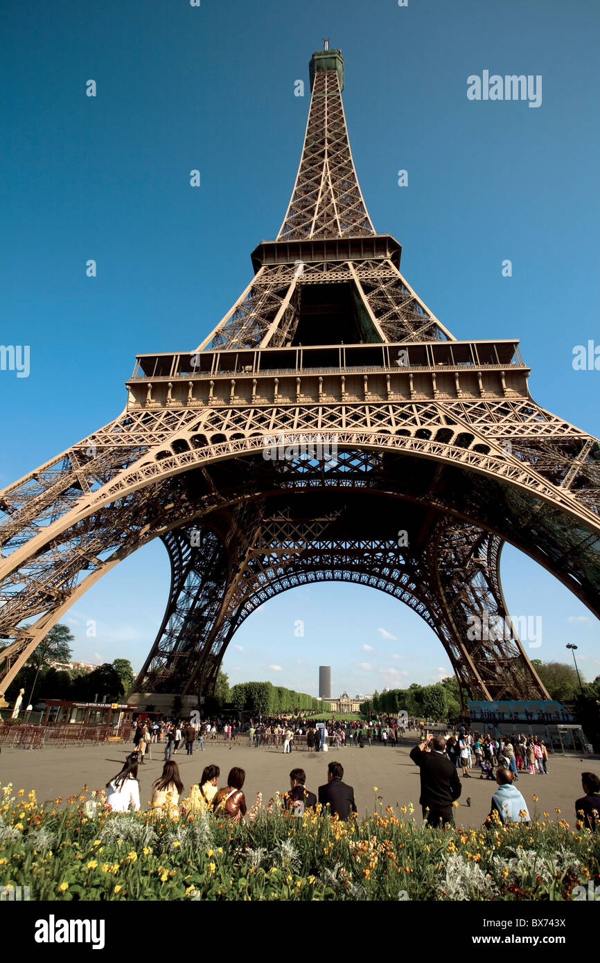 Featured image of post Foto Torre Eiffel Desde Abajo / La torre eiffel es hoy uno de los atractivos turísticos más importantes del mundo, con más de 6 millones de visitantes anuales (getty).