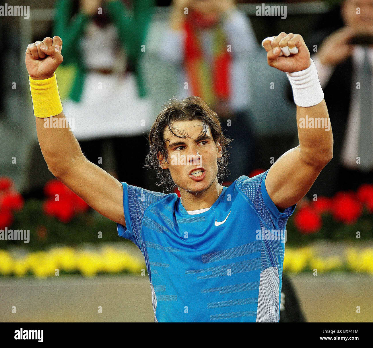 Rafael Nadal celebra su victoria durante el match más de Roger Federer Foto de stock