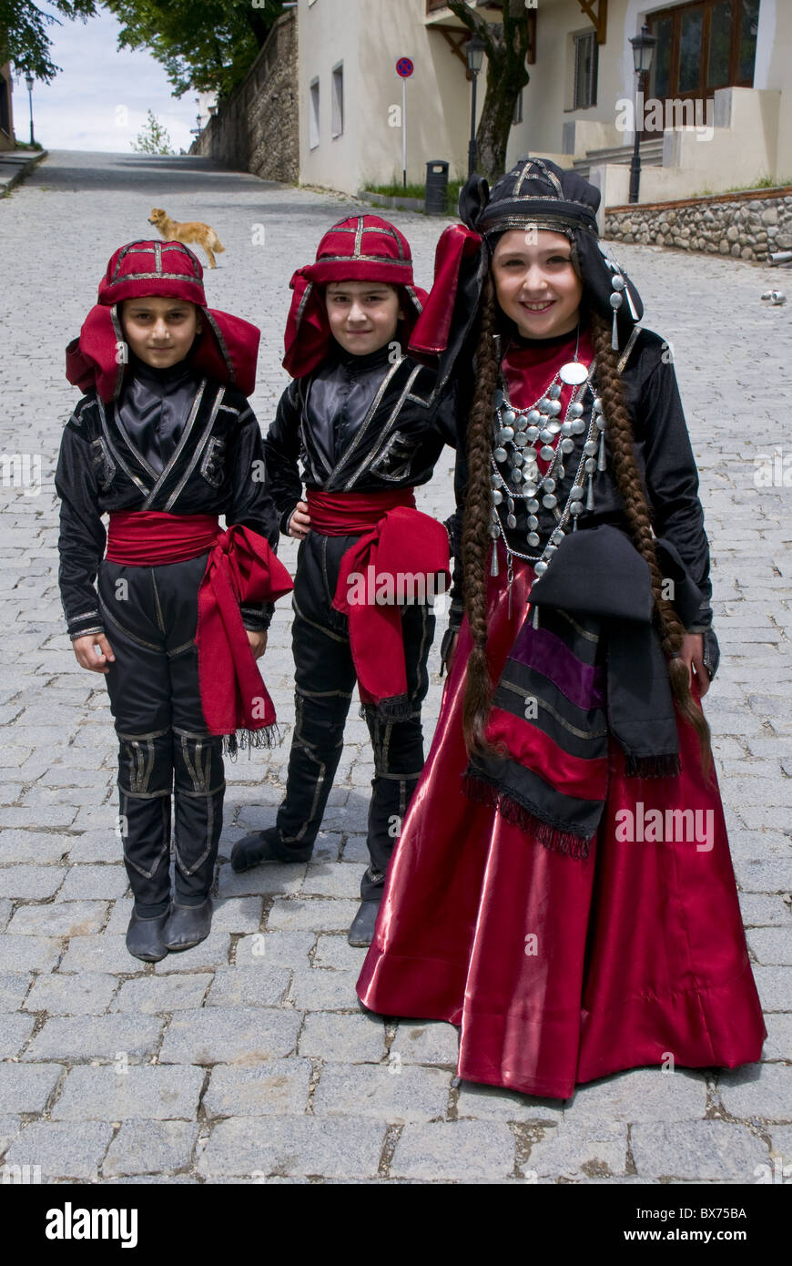 Jóvenes niños georgianos vestidos tradicionalmente, Sighnaghi, Georgia, el Cáucaso, Asia Central, Asia Fotografía de stock - Alamy Jóvenes niños georgianos vestidos tradicionalmente, Sighnaghi, Georgia, el Cáucaso, Asia Central, Asia Fotografía de stock - Alamy