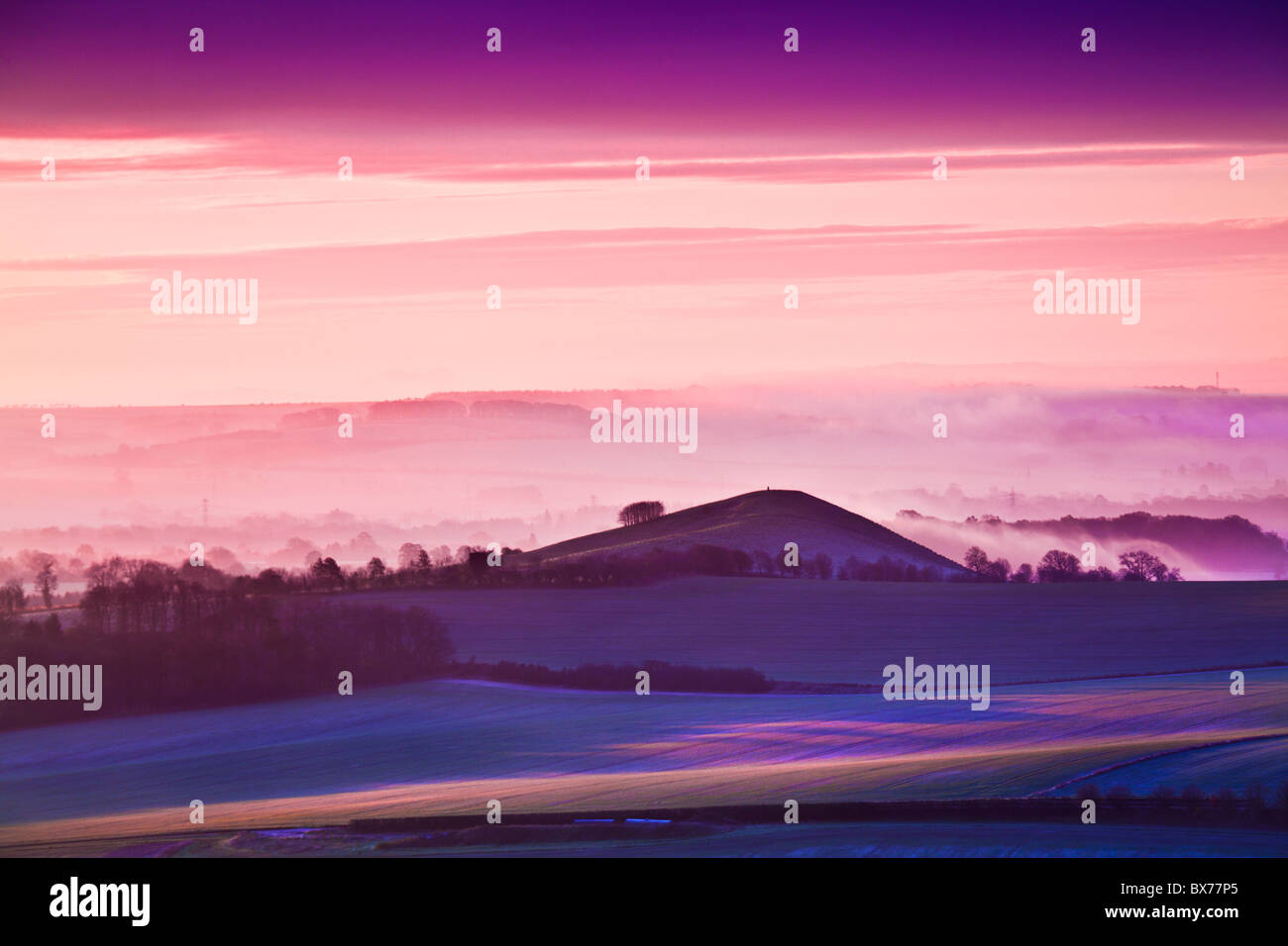 Invierno gélido amanecer de Walker's Hill en el valle de Pewsey, en Wiltshire, Inglaterra, Reino Unido. Foto de stock